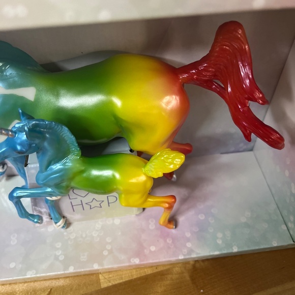 Breyer Horses Freedom Series – Love & Hope Unicorn Set Make a wish #62124 - Picture 4 of 15